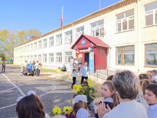 С праздником! С Днём знаний!  Не грустите, что осень пришла, Что промчалось весёлое лето! Ведь сейчас золотая пора, Чтоб искать на вопросы ответы, Узнавать, сомневаться, решать, Проверять, исправлять и учиться. Кругозор также свой расширять, Просто лучше во всём становиться. Поздравляем с Днём знаний всех вас, Бесконечных побед вам желаем! И вперёд! В добрый путь! В добрый час! Не боясь и не отступая!